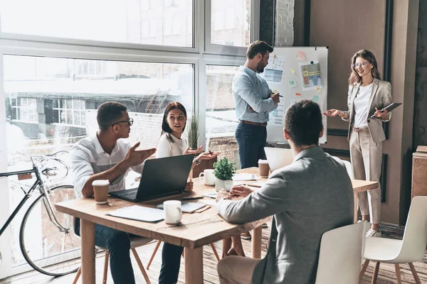 Colegas Trabalho Discutindo Apresentação Negócios Escritório Criativo — Fotografia de Stock