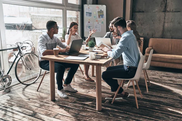 Colegas Negocios Informales Hablando Mesa Oficina Creativa — Foto de Stock