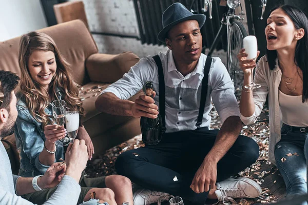 Moderne Junge Leute Die Champagner Trinken Während Sie Mit Konfetti — Stockfoto