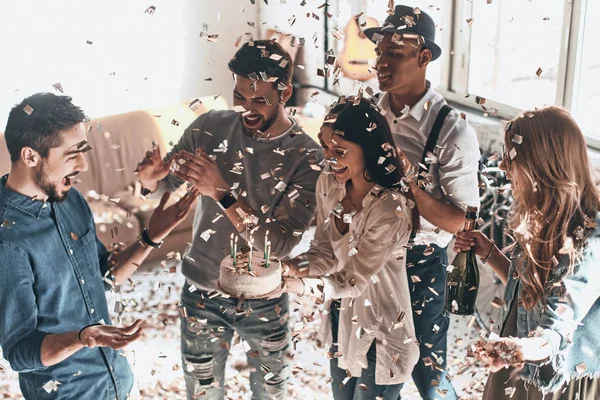 Feliz Surpreendido Homem Celebrando Aniversário Com Amigos Bolo Apartamento Moderno — Fotografia de Stock