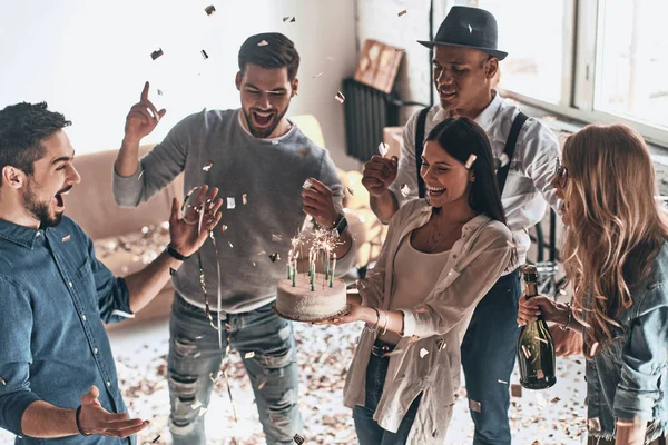 Feliz Joven Celebrando Cumpleaños Con Amigos Habitación Con Confeti Volando — Foto de Stock