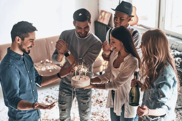 Grattis Födelsedagen Glad Ung Man Firar Födelsedag Vänner Med Tårta — Stockfoto