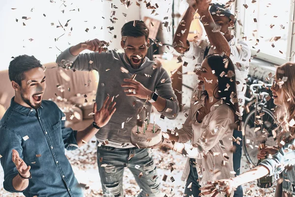 Glad Förvånad Ung Man Firar Födelsedag Med Vänner Och Kaka — Stockfoto