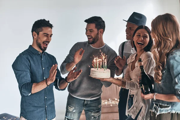 Lächelnde Freunde Feiern Geburtstag Und Halten Kuchen Mit Kerzen — Stockfoto