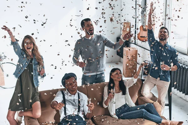 Jovens Felizes Fazendo Festa Casa Com Champanhe Voando Confete — Fotografia de Stock