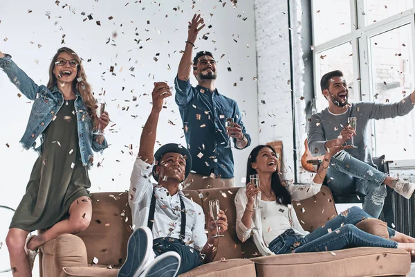 Gelukkige Jonge Mensen Hebben Partij Thuis Met Champagne Vliegende Confetti — Stockfoto