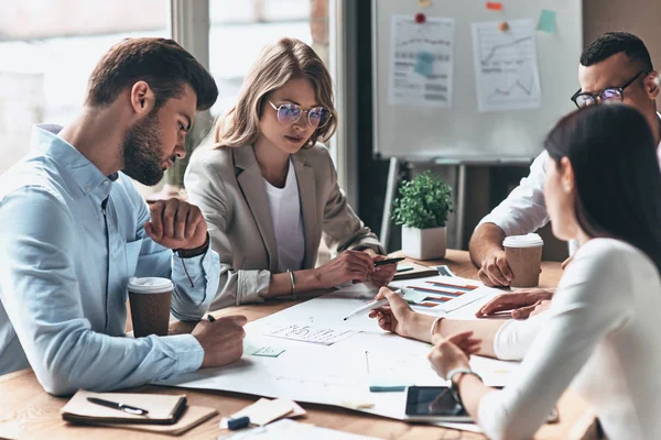 Empresarios Que Trabajan Mesa Con Estrategia Puesta Marcha — Foto de Stock