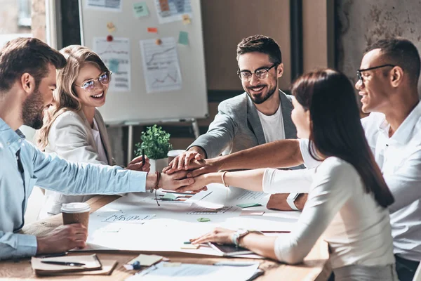 Teamwork Der Geschäftsleute Die Die Hände Über Dem Tisch Halten — Stockfoto