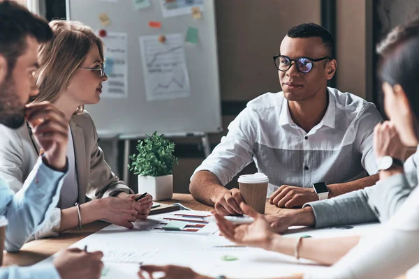 Gente Negocios Que Trabaja Mesa Oficina Con Plan — Foto de Stock