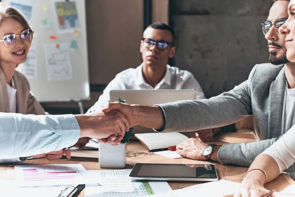 Persone Che Stringono Mano Mentre Lavorano Ufficio Creativo — Foto Stock