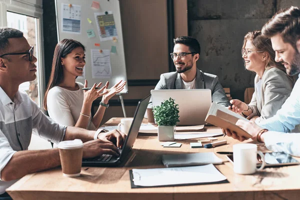 Casual Business People Brainstorming Presentation Strategy Creative Office — Stock Photo, Image