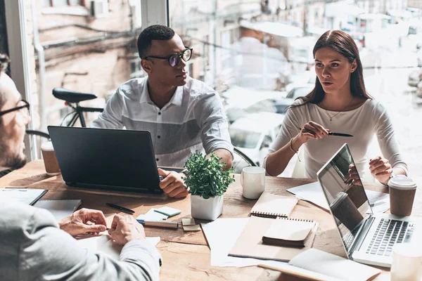 Empresarios Que Trabajan Mesa Con Estrategia Puesta Marcha — Foto de Stock