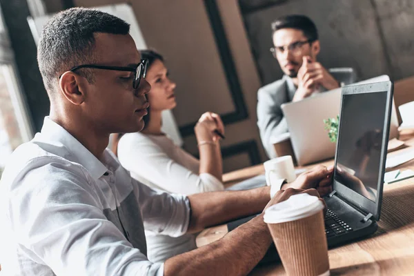 Moderna Ungdomar Arbeta Kreativa Kontor Med Bärbara Datorer — Stockfoto