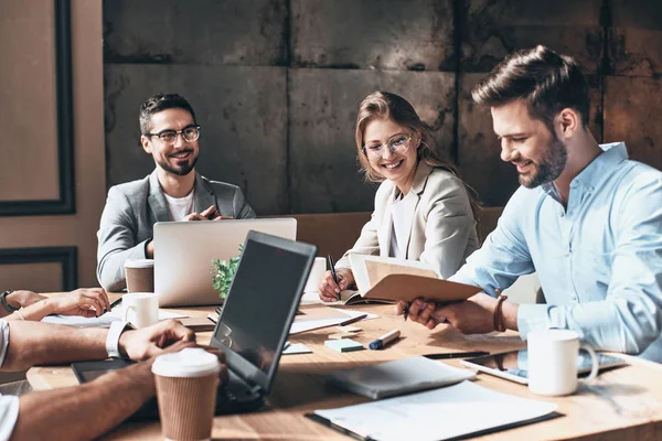 Lächelnde Junge Moderne Menschen Die Kreativen Büro Mit Laptops Arbeiten — Stockfoto