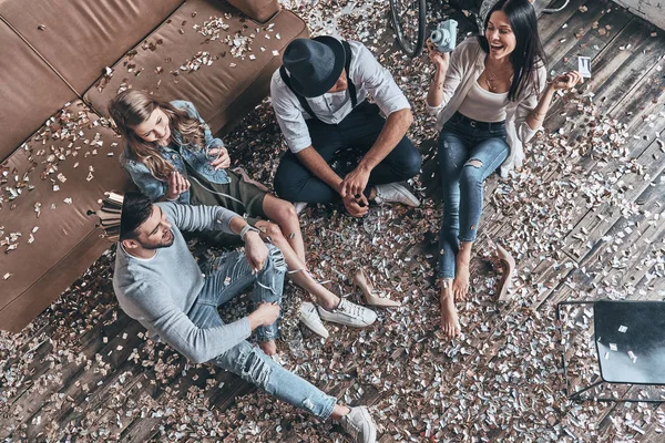Jovens Rindo Sentados Chão Com Confete — Fotografia de Stock