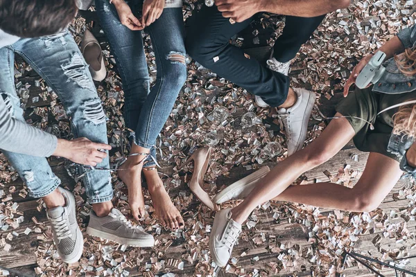 Beskuren Bild Snygga Människor Som Sitter Golvet Med Konfetti — Stockfoto