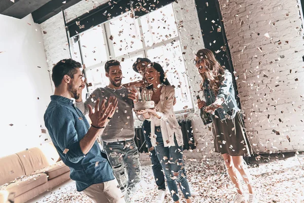 Amigos Comemorando Aniversário Com Bolo Apartamento Moderno Com Confete — Fotografia de Stock