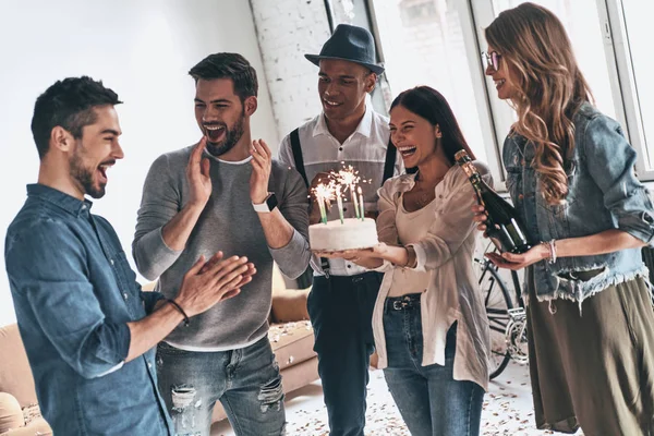 Feliz Cumpleaños Feliz Joven Celebrando Cumpleaños Pidiendo Deseo Mientras Está — Foto de Stock