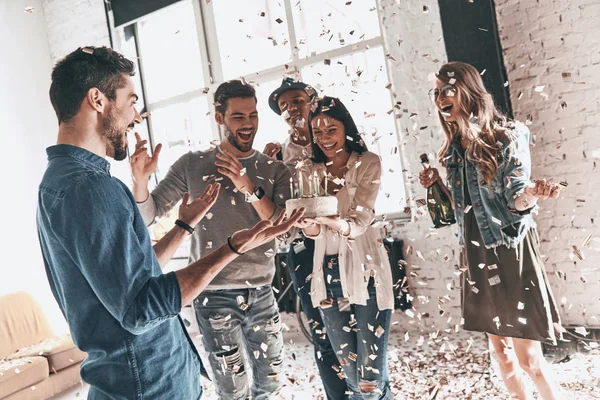 Homem Feliz Comemorando Aniversário Com Amigos Bolo Apartamento Moderno Com — Fotografia de Stock