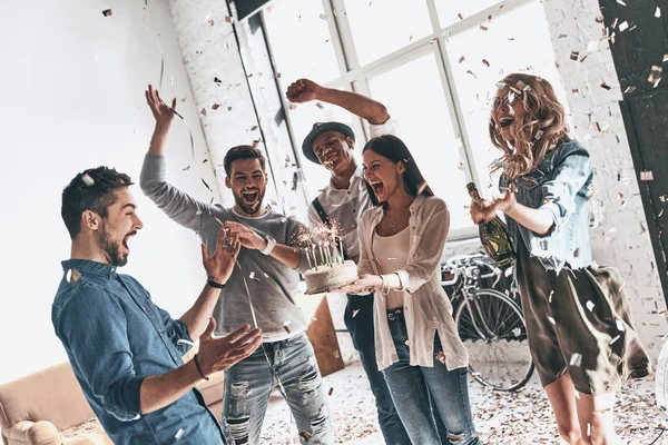 Homem Surpreso Celebrando Aniversário Com Amigos Bolo Apartamento Moderno Com — Fotografia de Stock