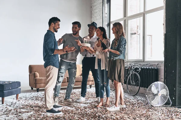 Gelukkig Jongeman Viert Verjaardag Met Vrienden Terwijl Kamer Met Confetti — Stockfoto