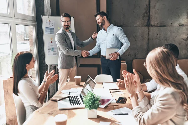 Mensen Uit Het Bedrijfsleven Klappen Glimlachen Terwijl Partners Schudden Handen — Stockfoto