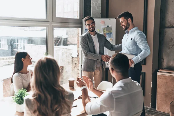 Affärsmän Klappade Och Ler Medan Partners Skakar Hand — Stockfoto