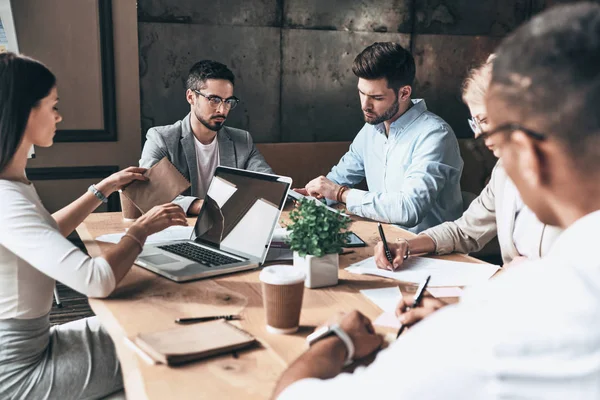 Grupo Jóvenes Modernos Discutiendo Negocios Mientras Están Sentados Oficina Creativa — Foto de Stock