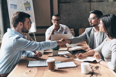 tokalaşırken modern ofis, anlaşma ve sözleşme ortakları