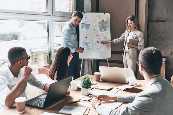 Colleagues Conducting Business Presentation Office — Stock Photo, Image