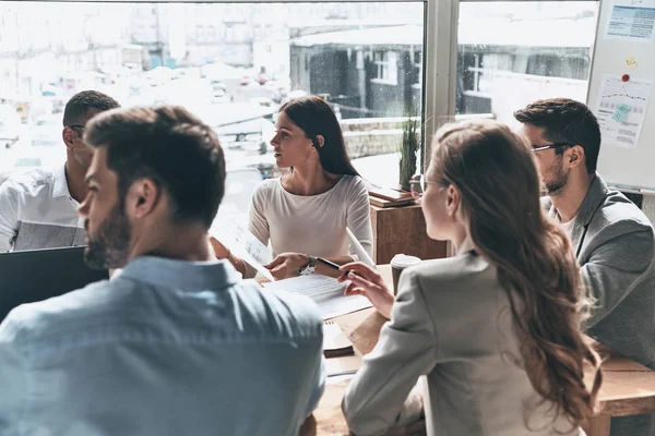 Brainstorming Moderní Lidé Stolu Kanceláři — Stock fotografie