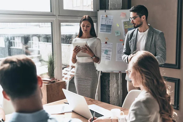 Mladí Podnikatelé Pracující Stolu Office Zasedání Konference — Stock fotografie