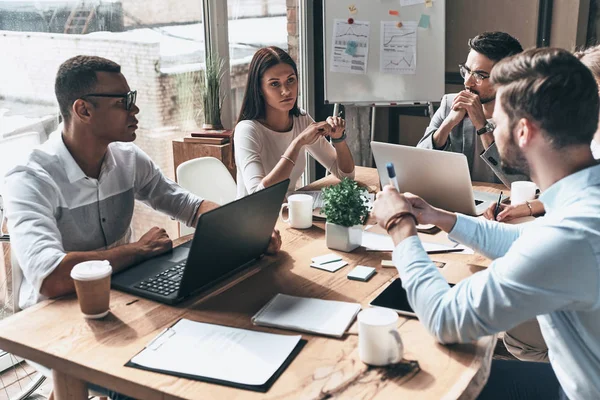 Giovani Uomini Affari Brainstorming Ufficio Tavola Con Computer Portatili — Foto Stock