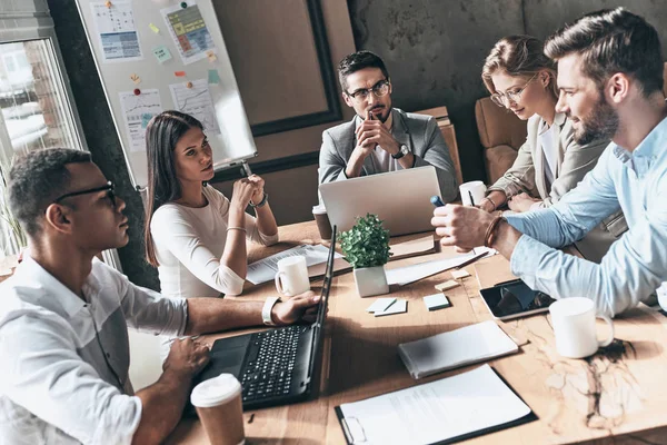 Brainstorming Pessoas Modernas Uma Mesa Escritório Mesa Com Laptop Documentos — Fotografia de Stock