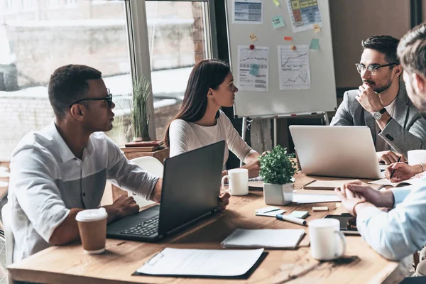 Junge Geschäftsleute Arbeiten Bürotisch — Stockfoto