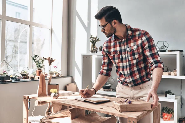 Bel Homme Caucasien Écrivant Dans Organisateur Journal Tout Tenant Intérieur — Photo