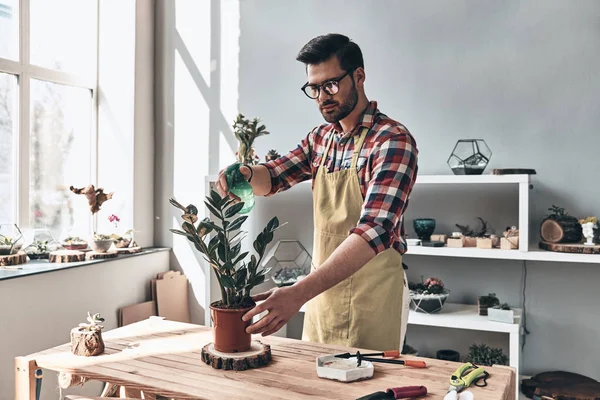 Florista Homem Avental Regando Planta Envasada Enquanto Está Pequeno Centro — Fotografia de Stock