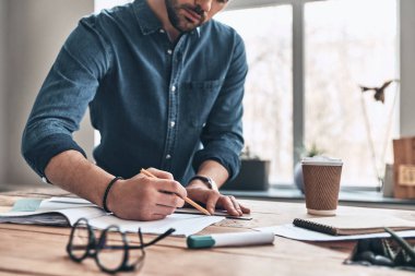 Cetvel ile çizim adam mimar ve yaratıcı çalışma alanı içinde kalem