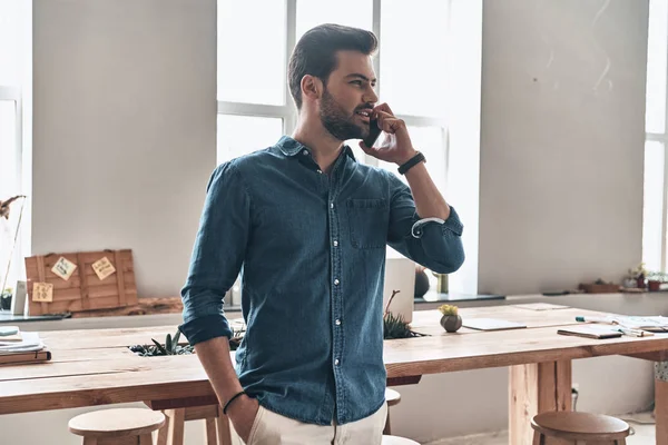 Knappe Jonge Man Praten Slimme Telefoon Zoek Weg Terwijl Kantoor — Stockfoto