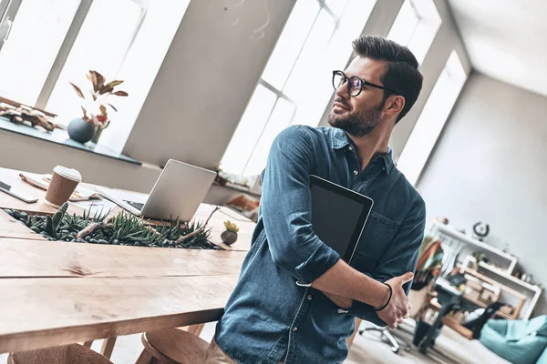 Joven Guapo Sosteniendo Tableta Digital Mientras Está Pie Oficina Moderna — Foto de Stock