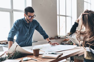 Mimar İş adamları blueprint yaratıcı ofiste çalışan