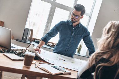 yaratıcı çalışma alanı içinde çalışırken planı kullanarak modern iş adamları