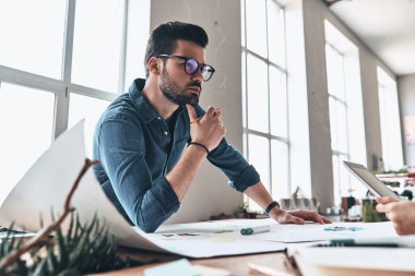 Mimar İş adamları blueprint ve iş planı yaratıcı ofiste çalışan