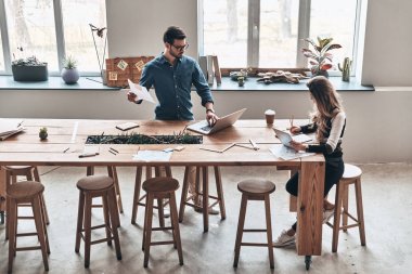 modern ahşap masa ofiste çalışan yaratıcı genç arkadaşları 