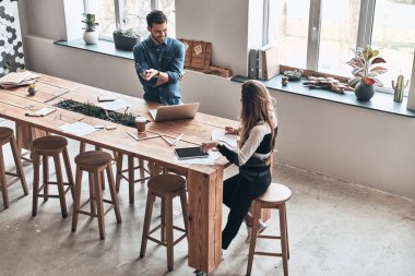 modern ahşap masa ofiste çalışan yaratıcı genç arkadaşları 