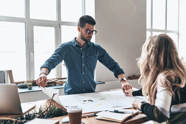 Jóvenes Que Trabajan Proyecto Oficina Creativa — Foto de Stock