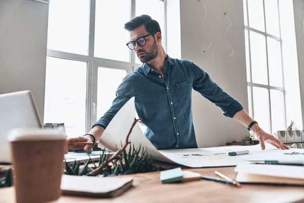 Architect Man Aan Het Werk Creatieve Werkruimte Met Blauwdruk Tafel — Stockfoto