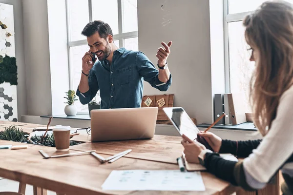 Jeunes Collègues Créatifs Travaillant Dans Bureau Moderne Une Table Bois — Photo