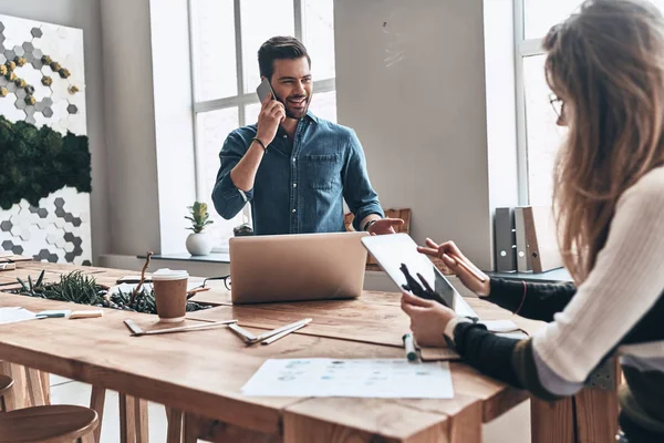 Giovani Colleghi Creativi Che Lavorano Ufficio Moderno Tavolo Legno — Foto Stock