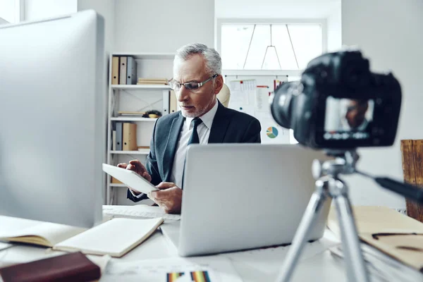 Senior man in elegant business suit using modern technologies while making social media video — Stock Photo, Image